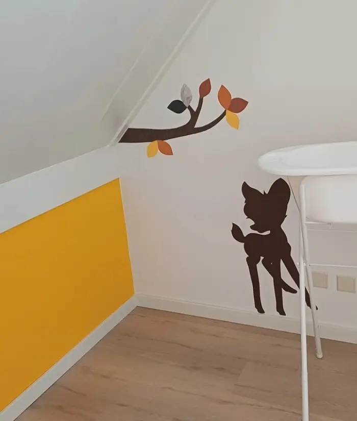 Okergele babykamer met hertje